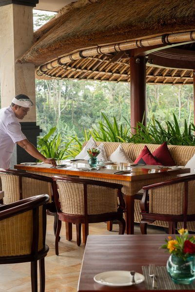 CasCades-Restaurant-Interior-Staff-by SLH