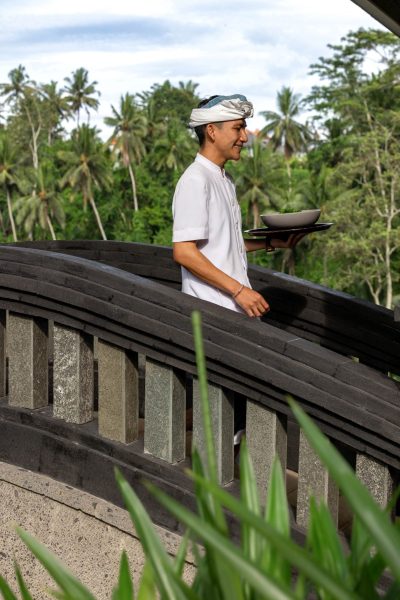 CasCades-Restaurant-Waiter